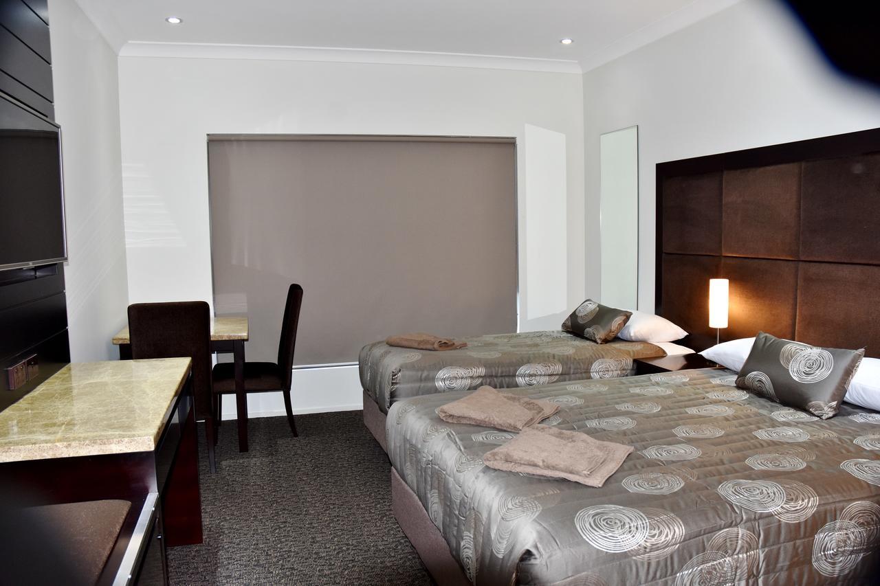 Miles Western Downs Motor Inn מראה חיצוני תמונה