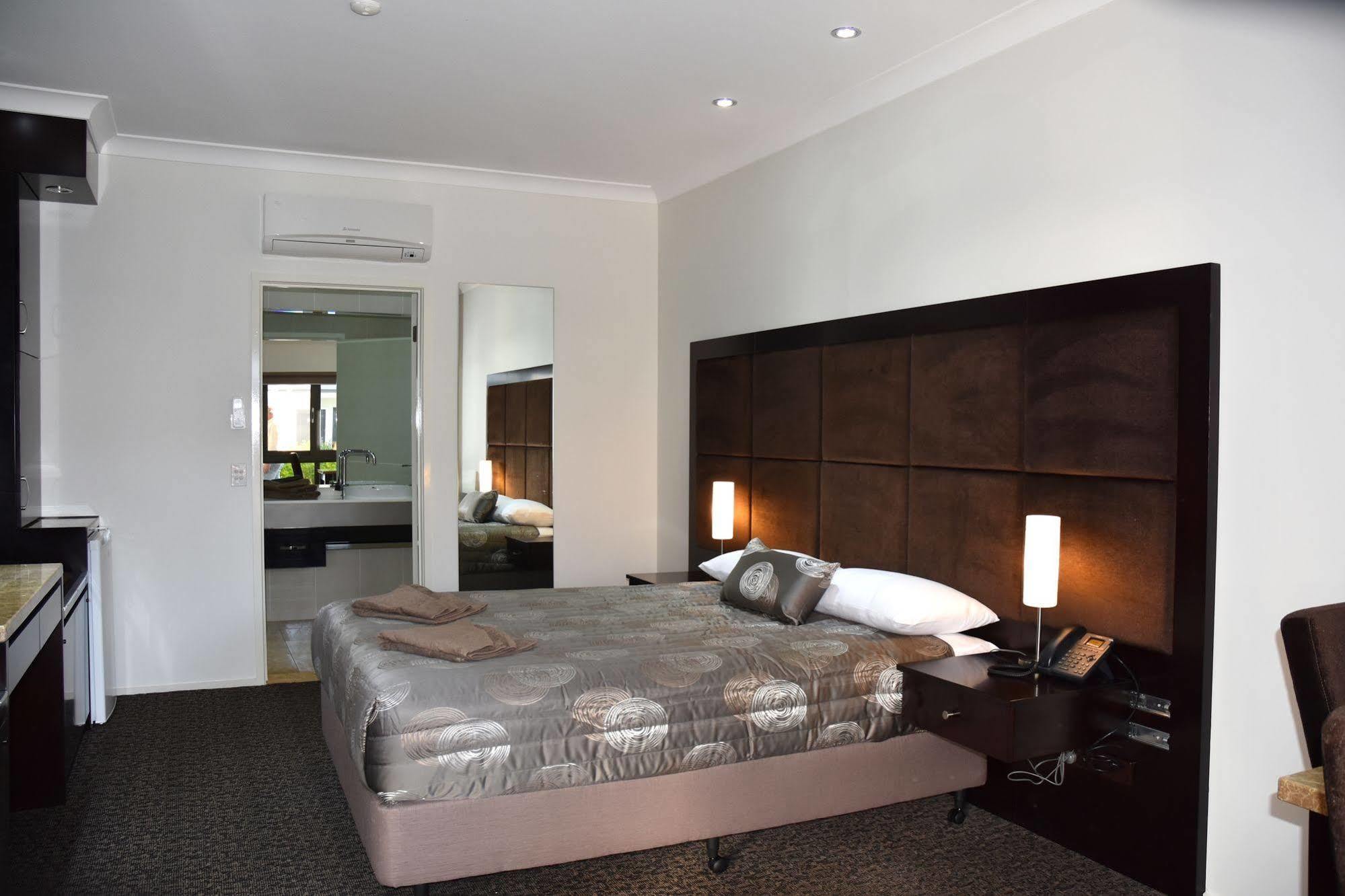Miles Western Downs Motor Inn מראה חיצוני תמונה